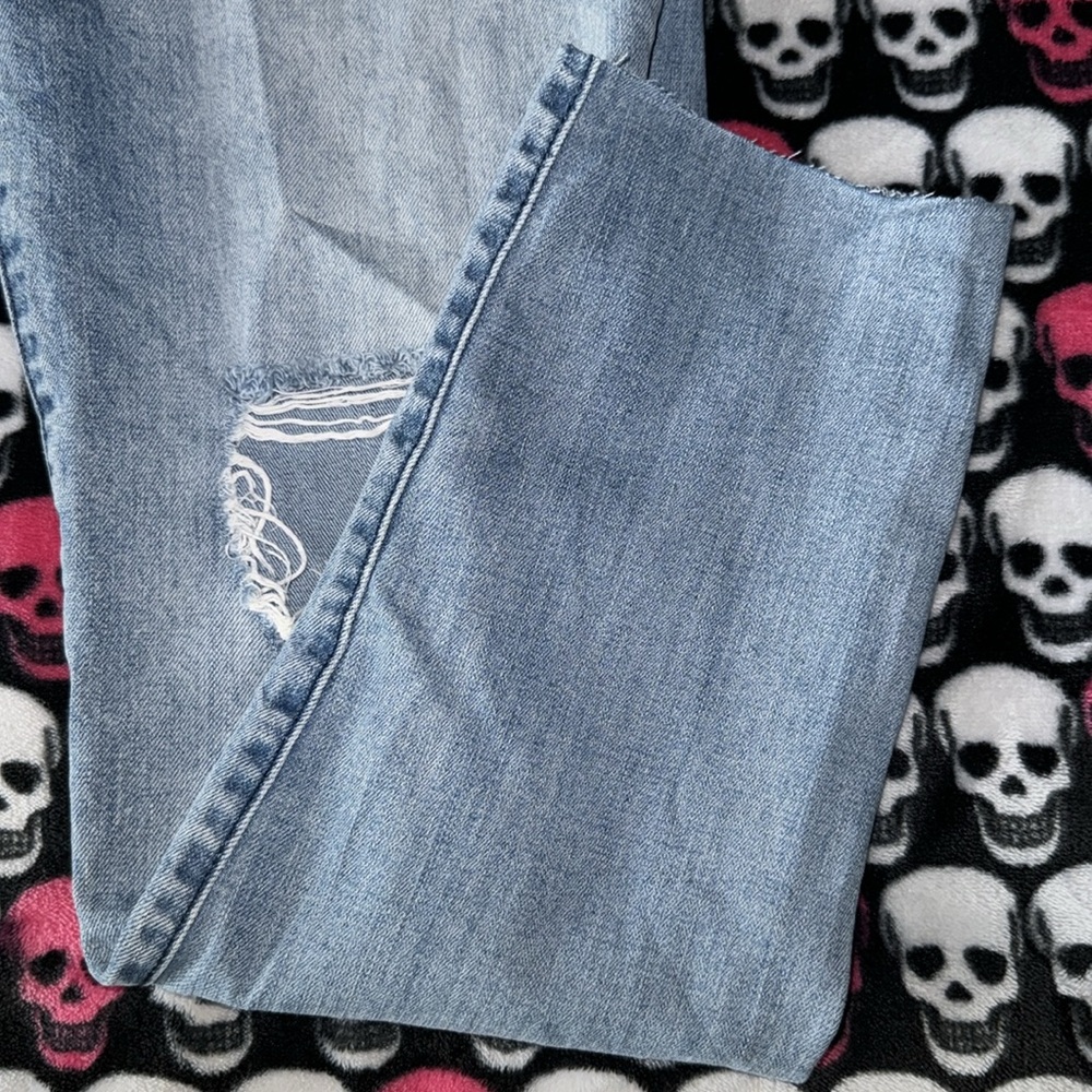 Distress Jeans with raw hem - Picture 2 of 4
